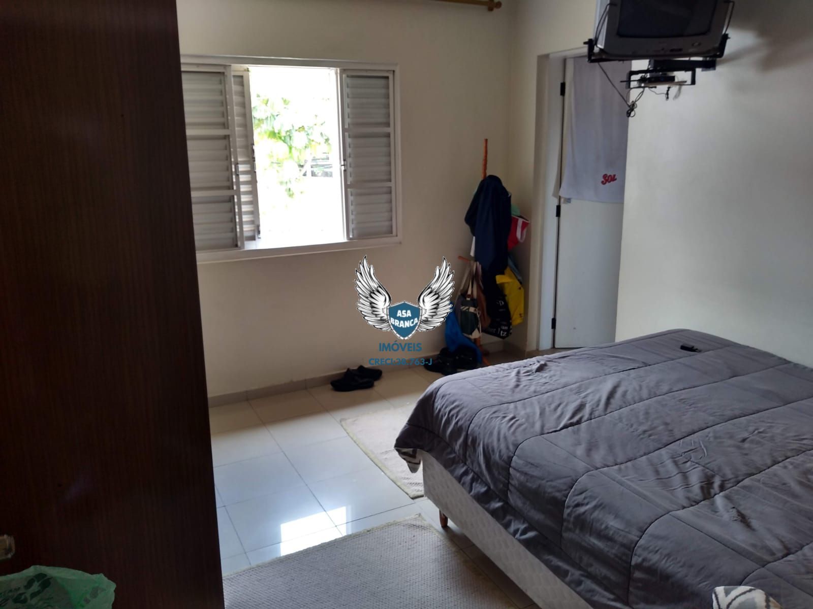 Sobrado com 03 dormitórios sendo 01 suíte e garagem para 05 vagas