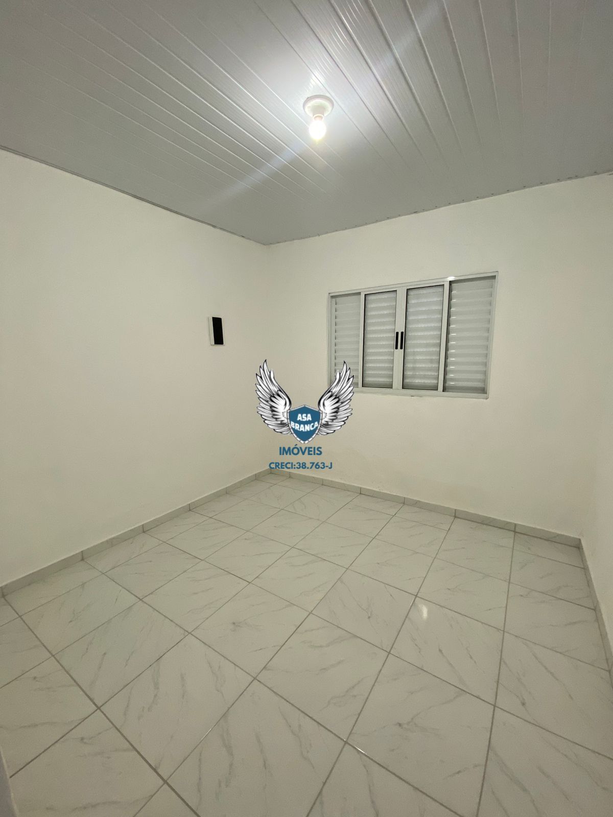Casa térrea com edicula na cachoeirinha com 03 dormitórios, 02 vagas de garagem