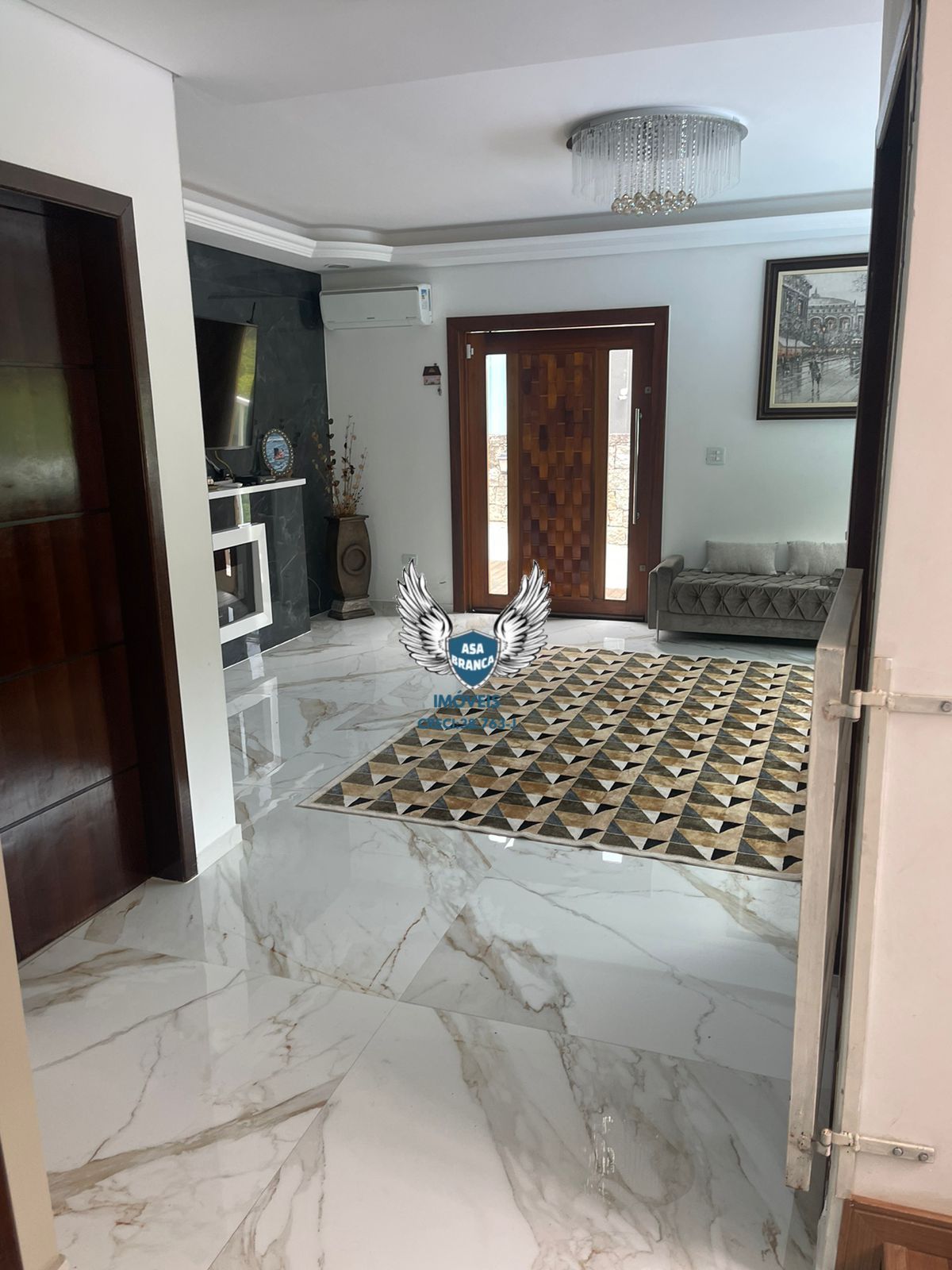Casa em condomínio fechado com 03 dormitórios sendo 02 suítes e piscina privati