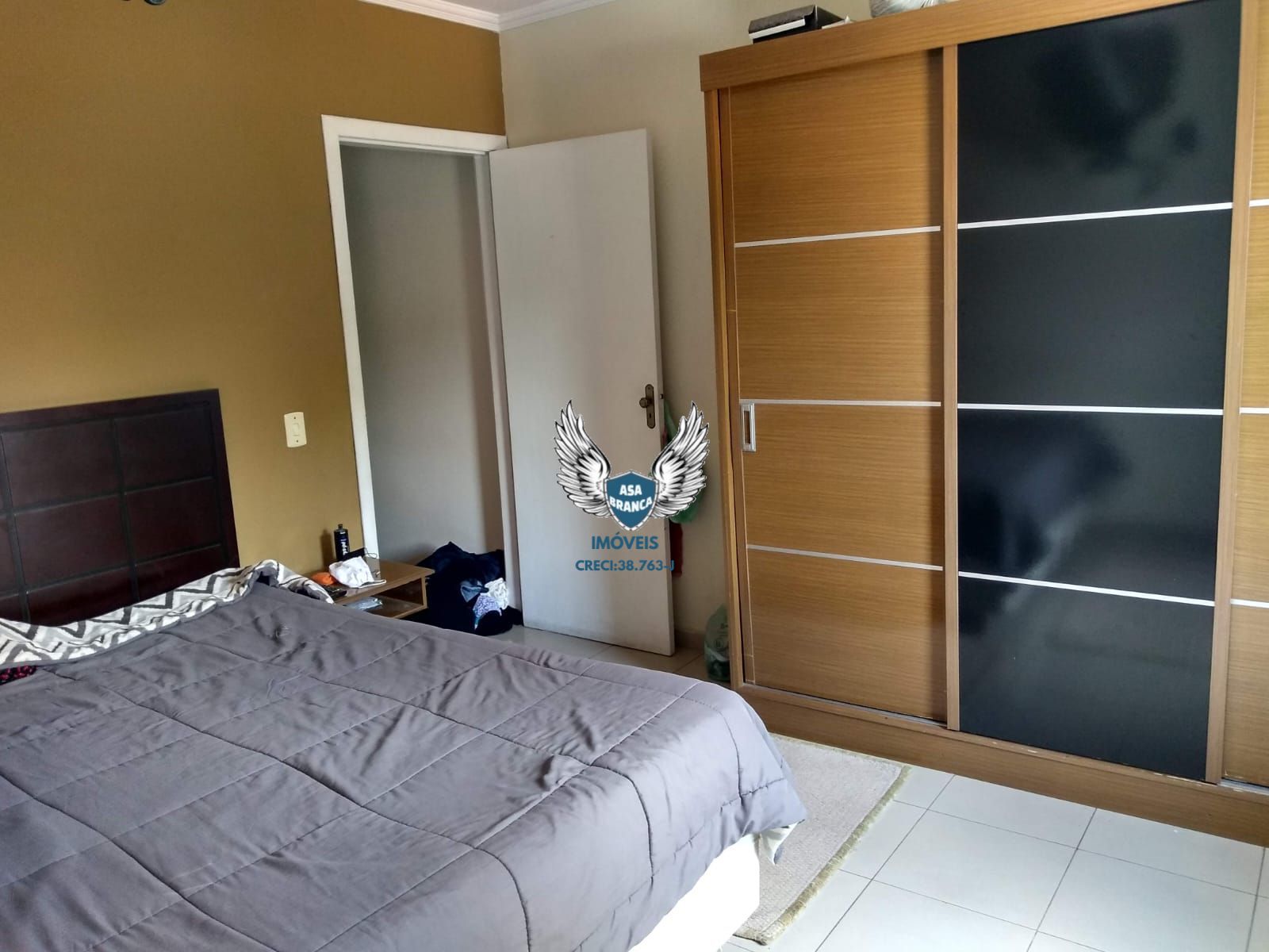 Sobrado com 03 dormitórios sendo 01 suíte e garagem para 05 vagas