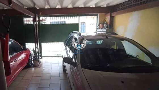 Casa térrea, com com 04 dormitórios e 03 vagas de garagem e uma edícula