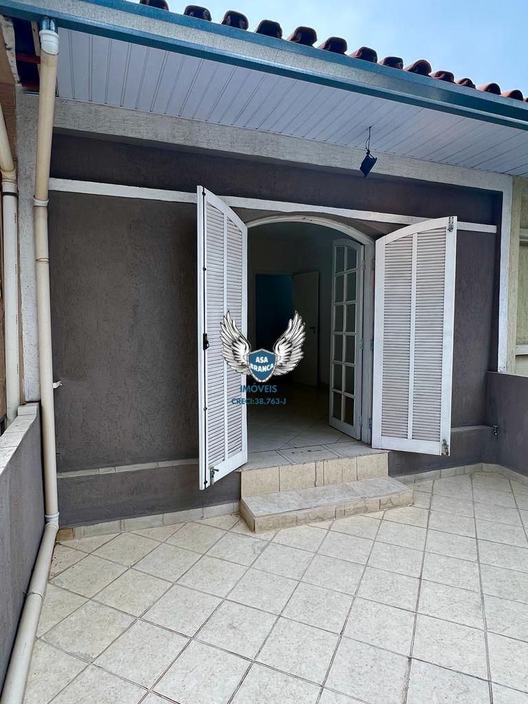 Sobrado com 02 dormitórios e 01 vaga de garagem