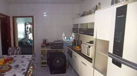 Casa térrea, com com 04 dormitórios e 03 vagas de garagem e 
