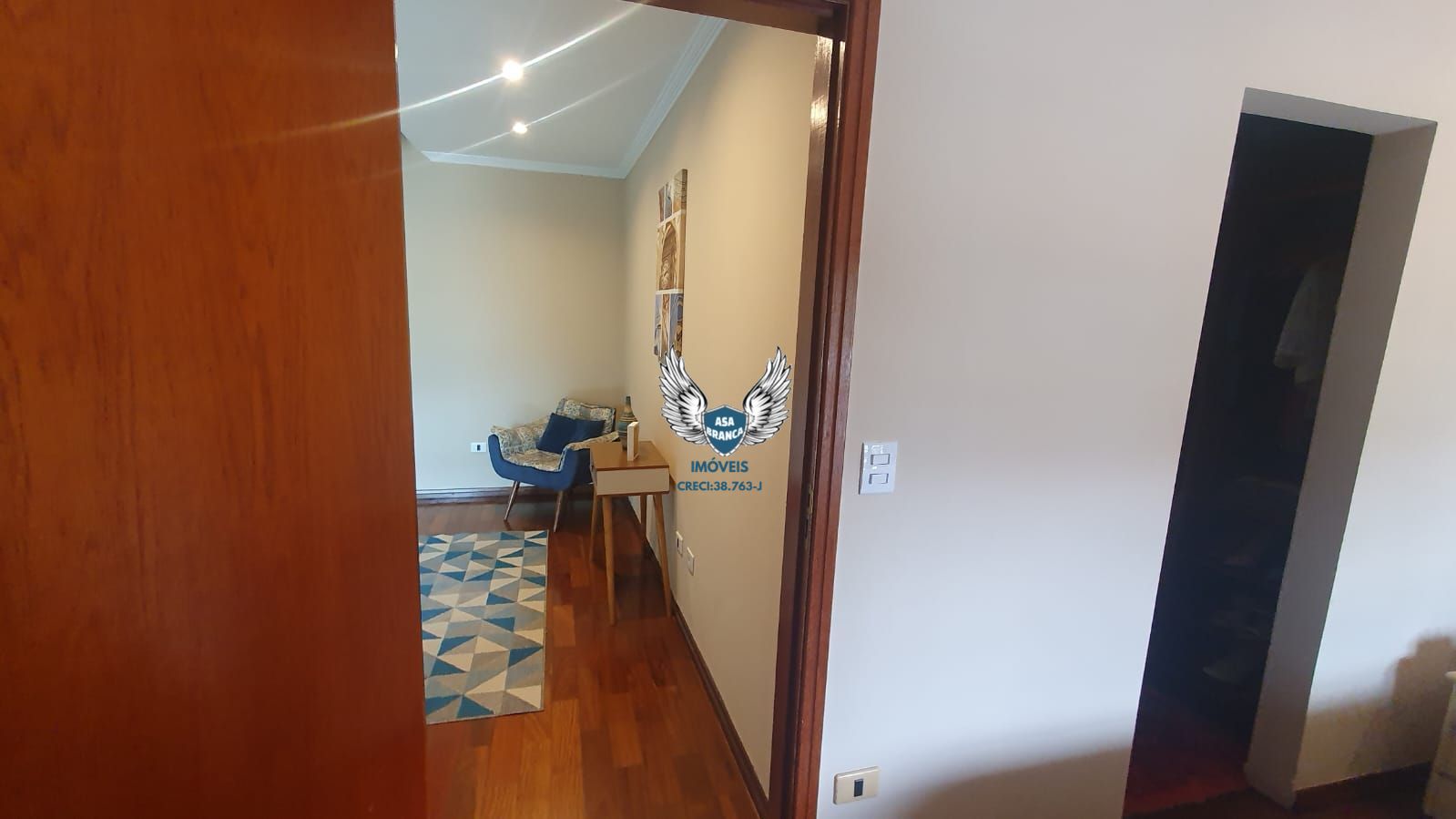Sobrado 04 quartos sendo 03 suites , 05 vagas de garagem e piscina