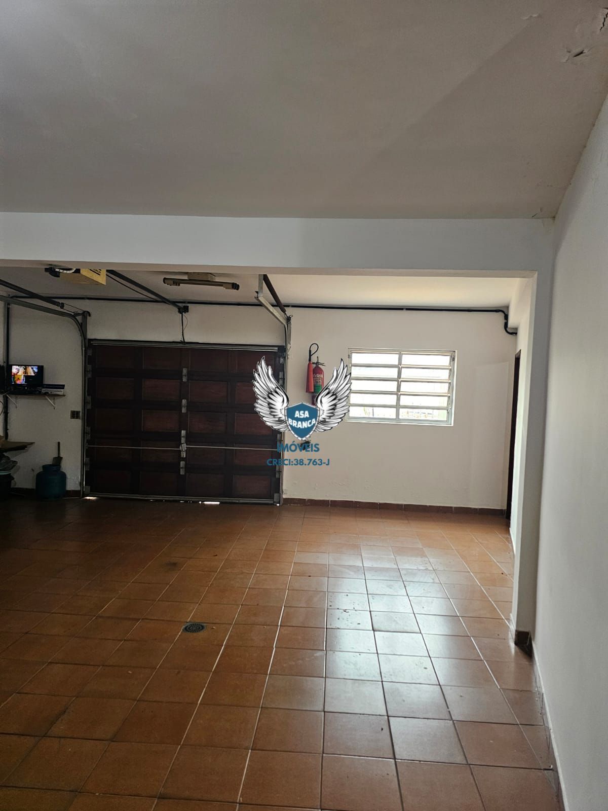 Excelente sobrado com 03 dormitórios, 01 suíte, garagem espaçosa , imóvel semi-m