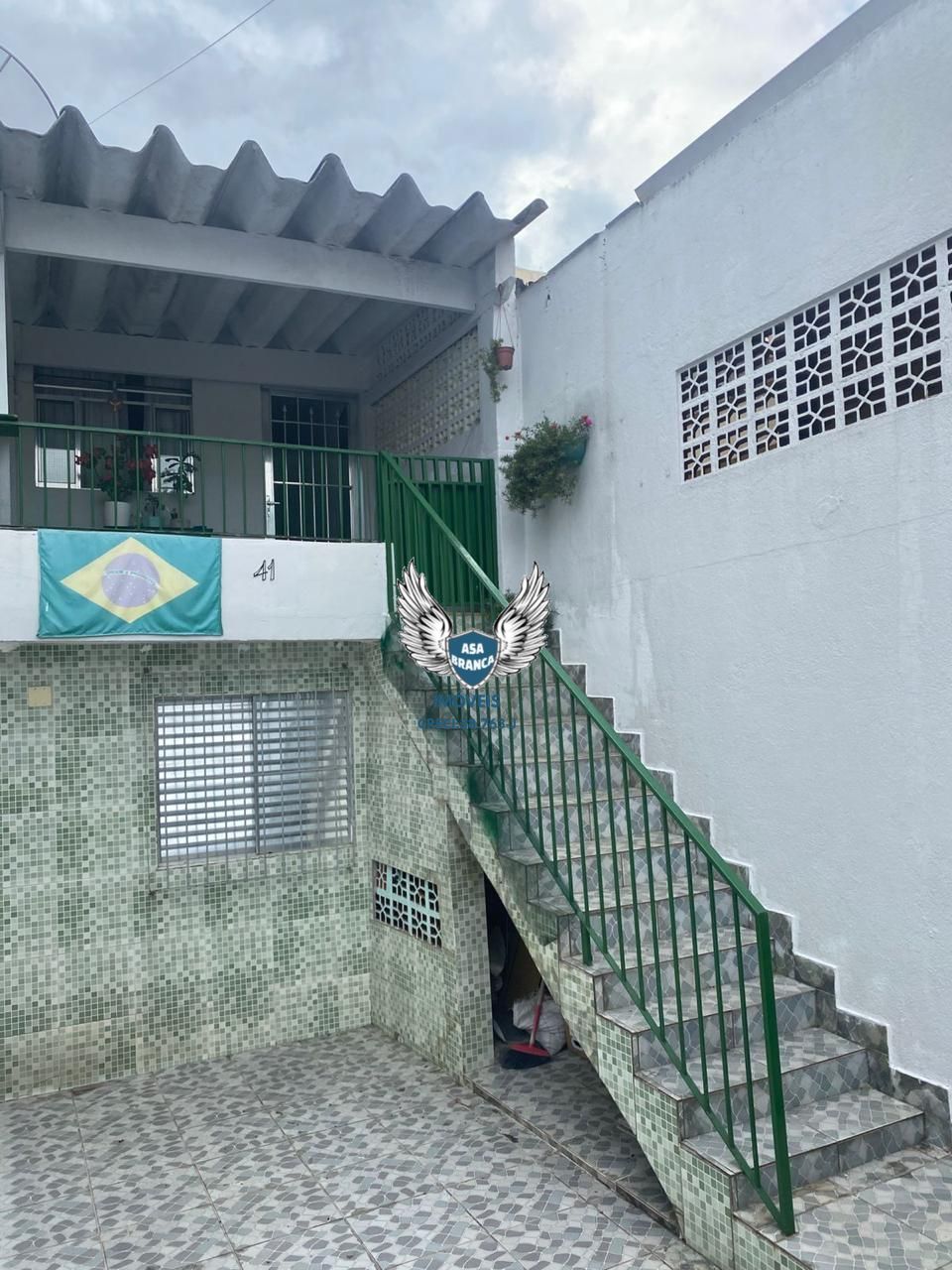 Sobrado com 03 dormitórios e 01 vaga de garagem