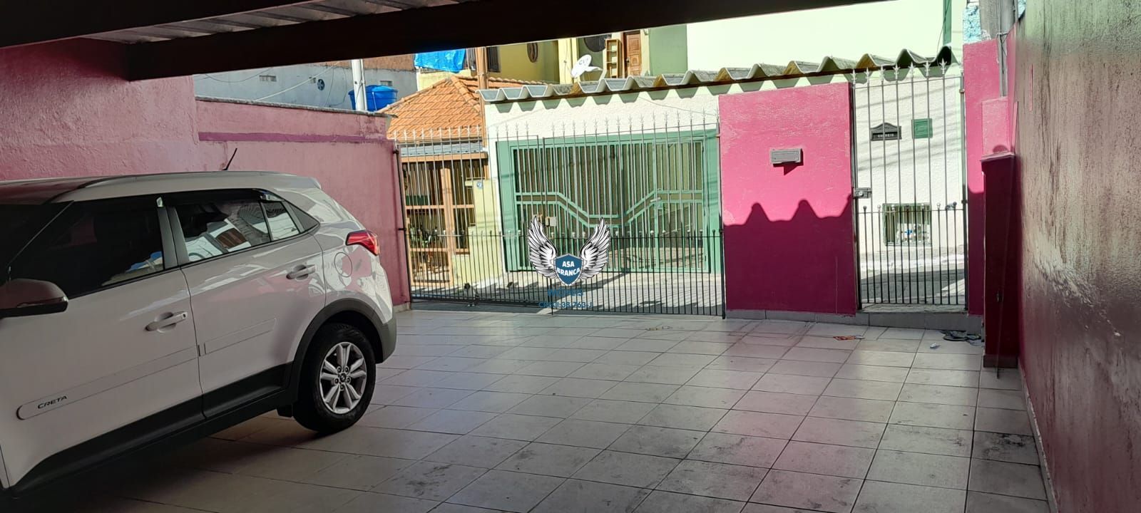 Casa térrea com 03 dormitórios sendo 01 suíte e 03 vagas de garagem
