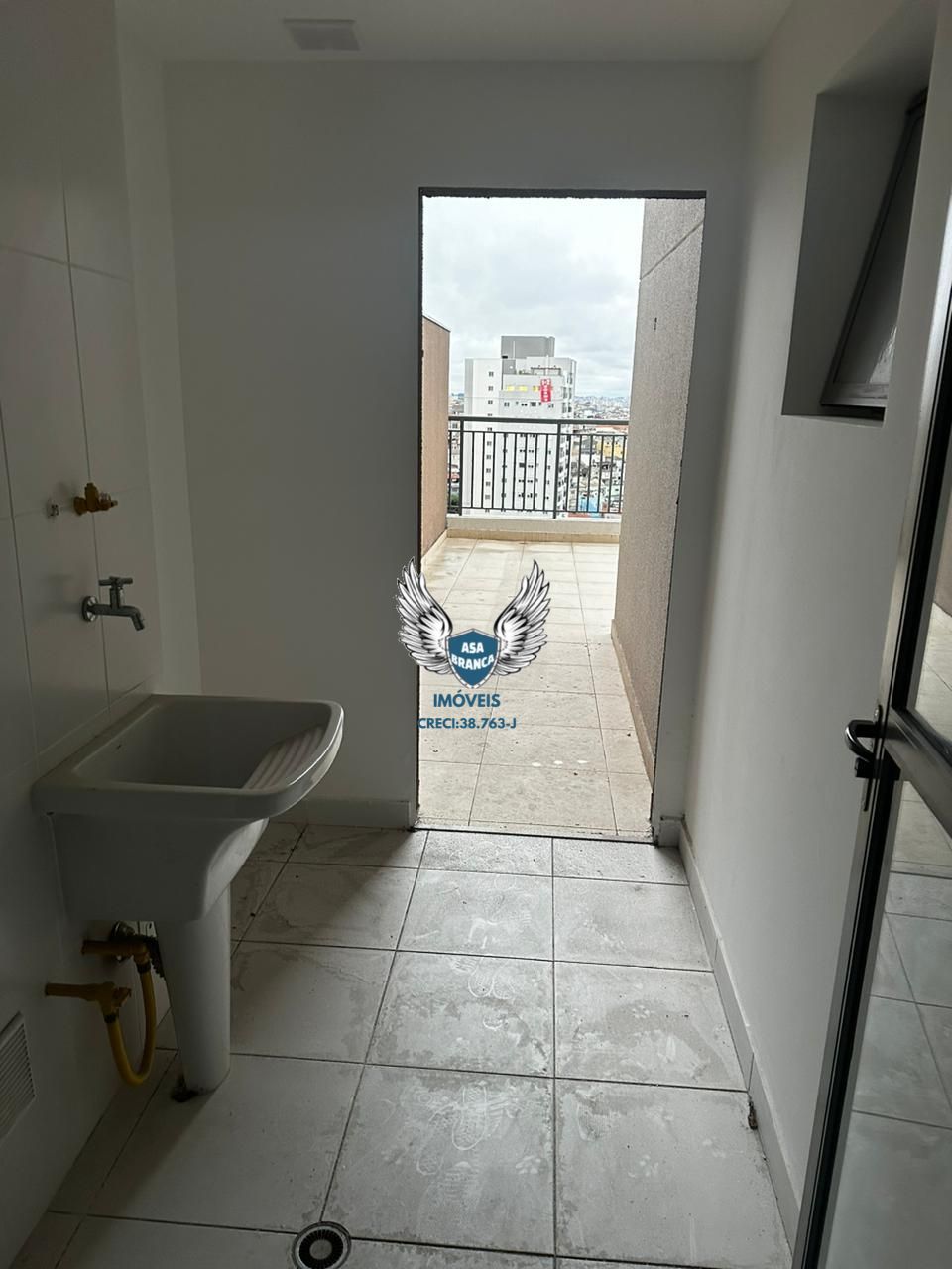 Apartamento com 03 dormitórios sendo 01 suíte e 01 vaga de garagem a 600 metros