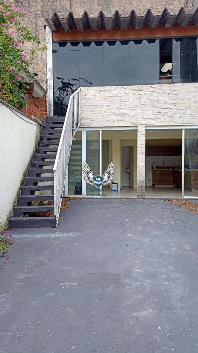 Casa térrea no tucuruvi com 03 dormitórios sendo 01 suíte e 02 vagas de garagem,