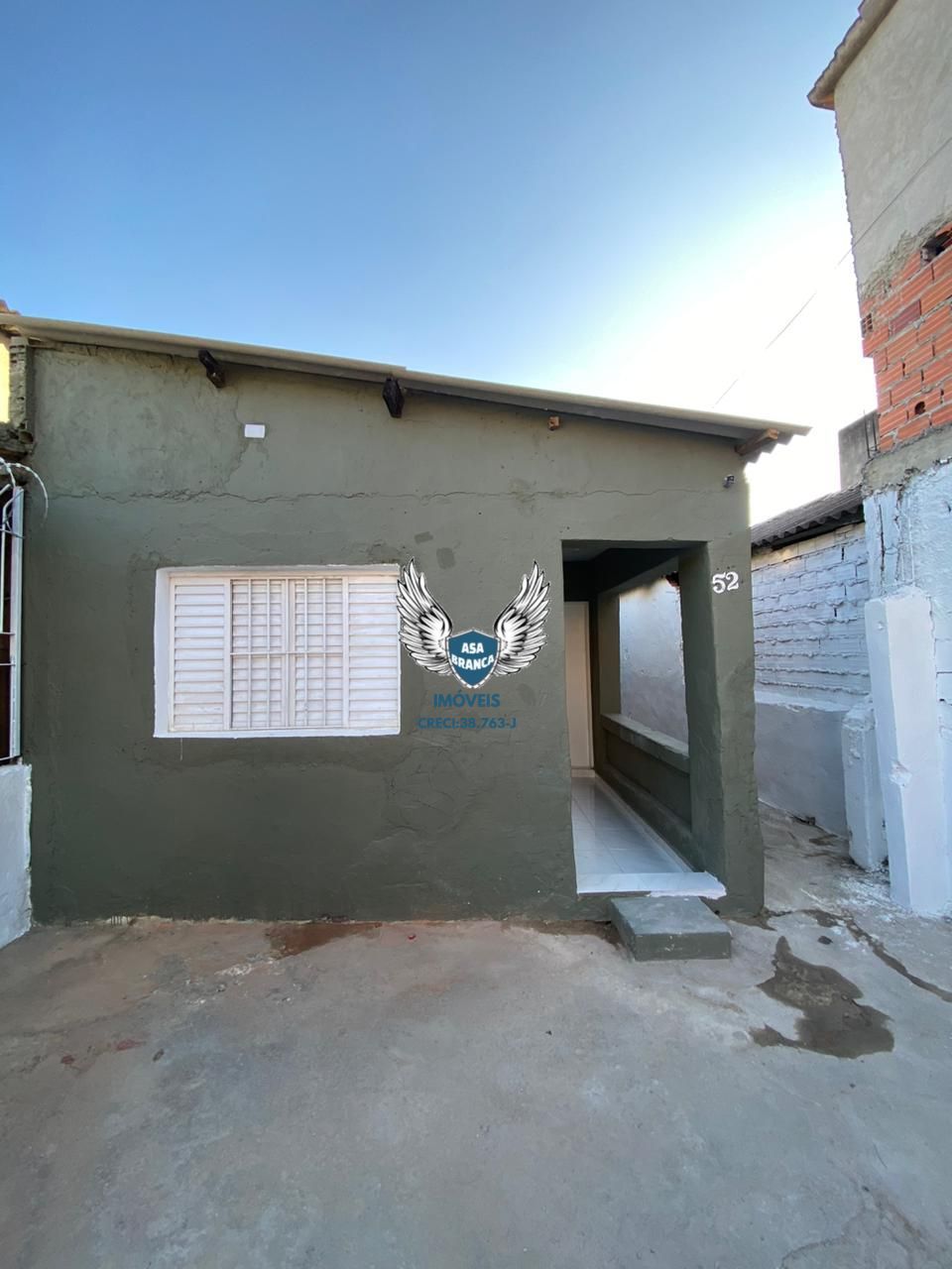 Casa térrea com edicula na cachoeirinha com 03 dormitórios, 02 vagas de garagem