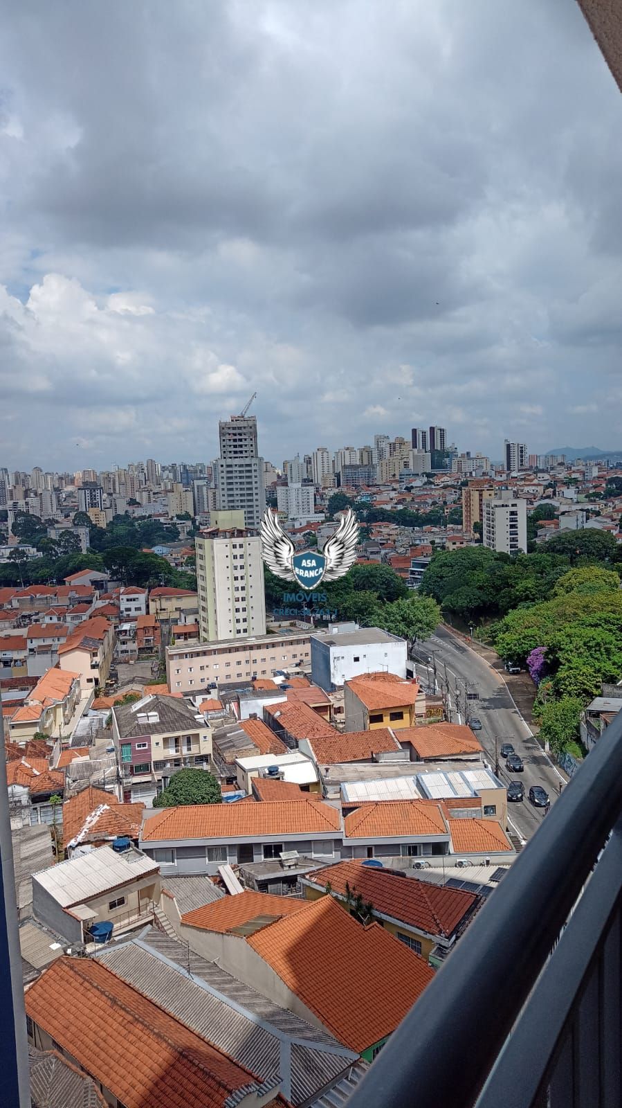 Apartamento com 03 dormitórios sendo 01 suíte e 01 vaga de garagem a 600 metros