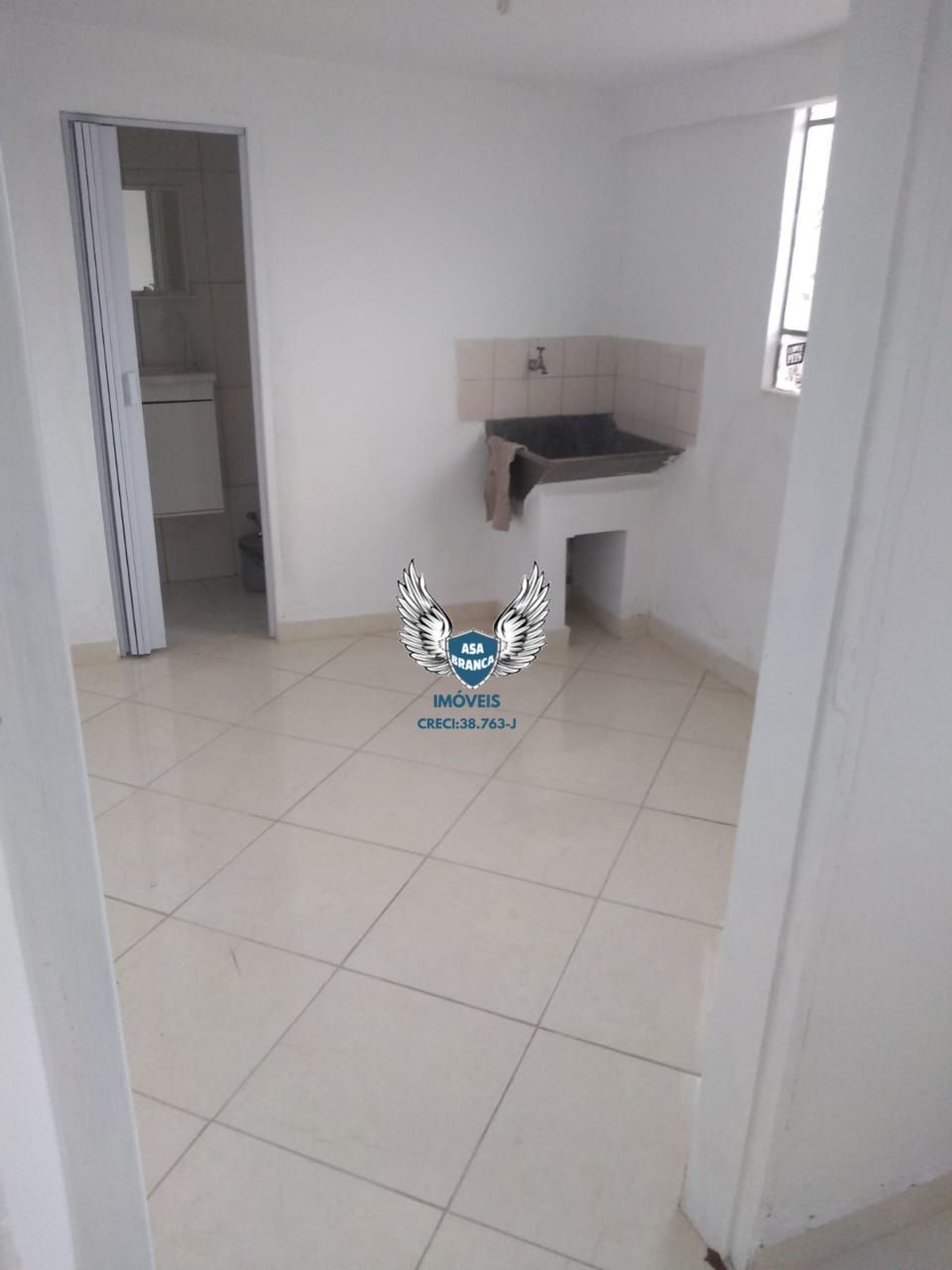 Conjunto com 03 casas sendo 01 sobrado de 4 quartos uma casa de 02 dormitórios