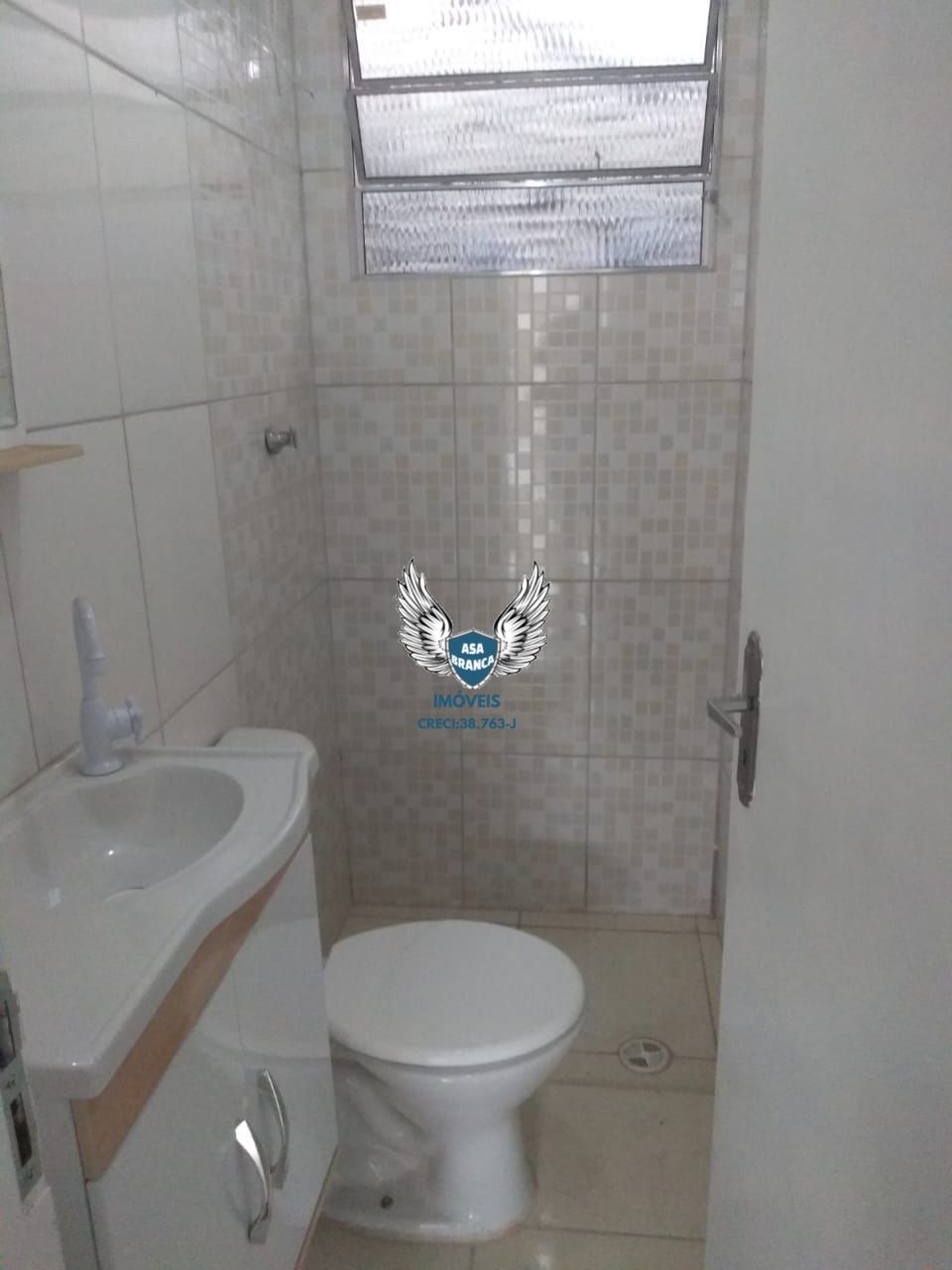 Conjunto com 03 casas sendo 01 sobrado de 4 quartos uma casa de 02 dormitórios