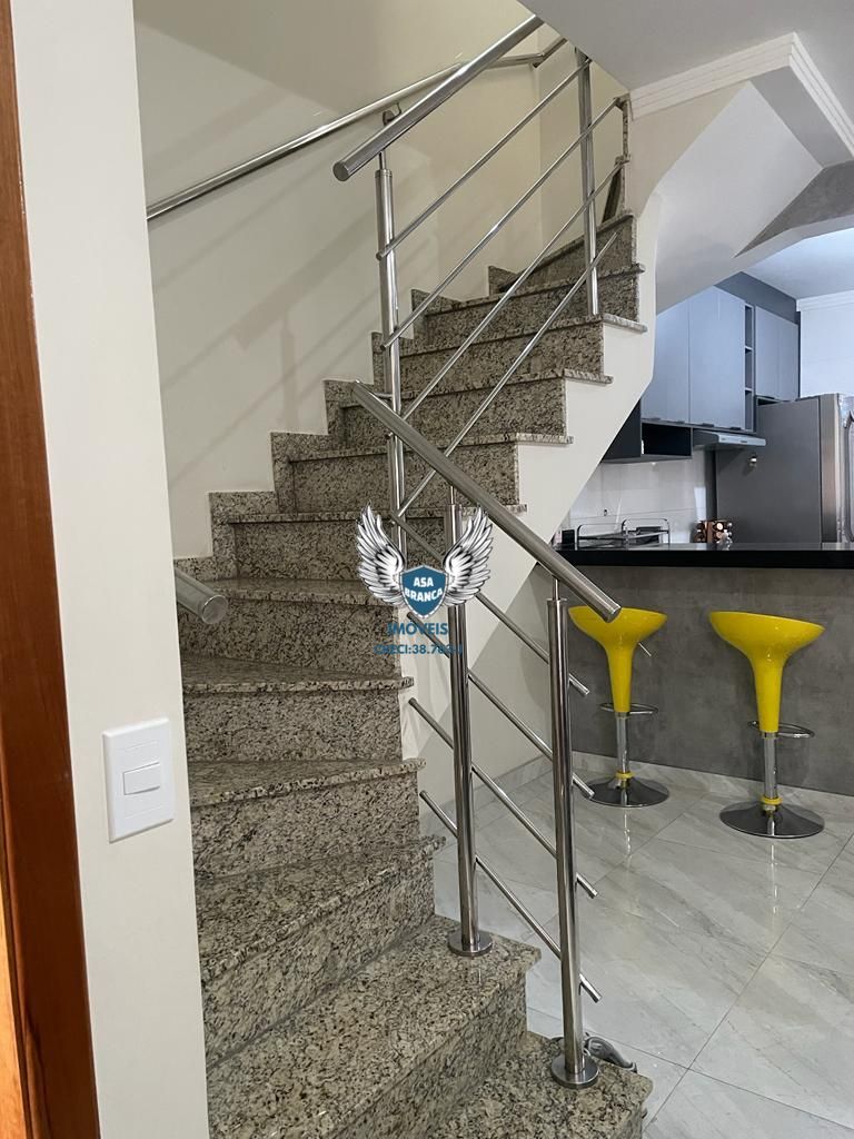 Sobrado em condomínio fechado com 02 dormitórios sendo os 02