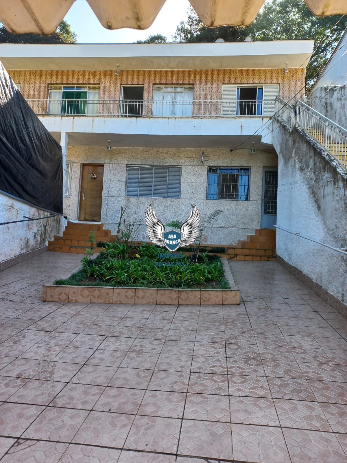 Sobrado com 4 dormitórios, garagem, sala de jantar, cozinha, lavanderia, salão d