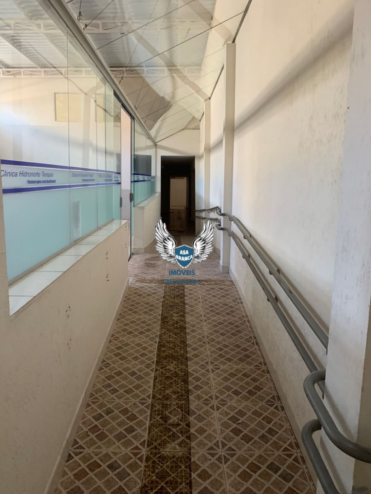 Galpão comercial com 7 salas e 6 banheiros com 720 m² tendo 