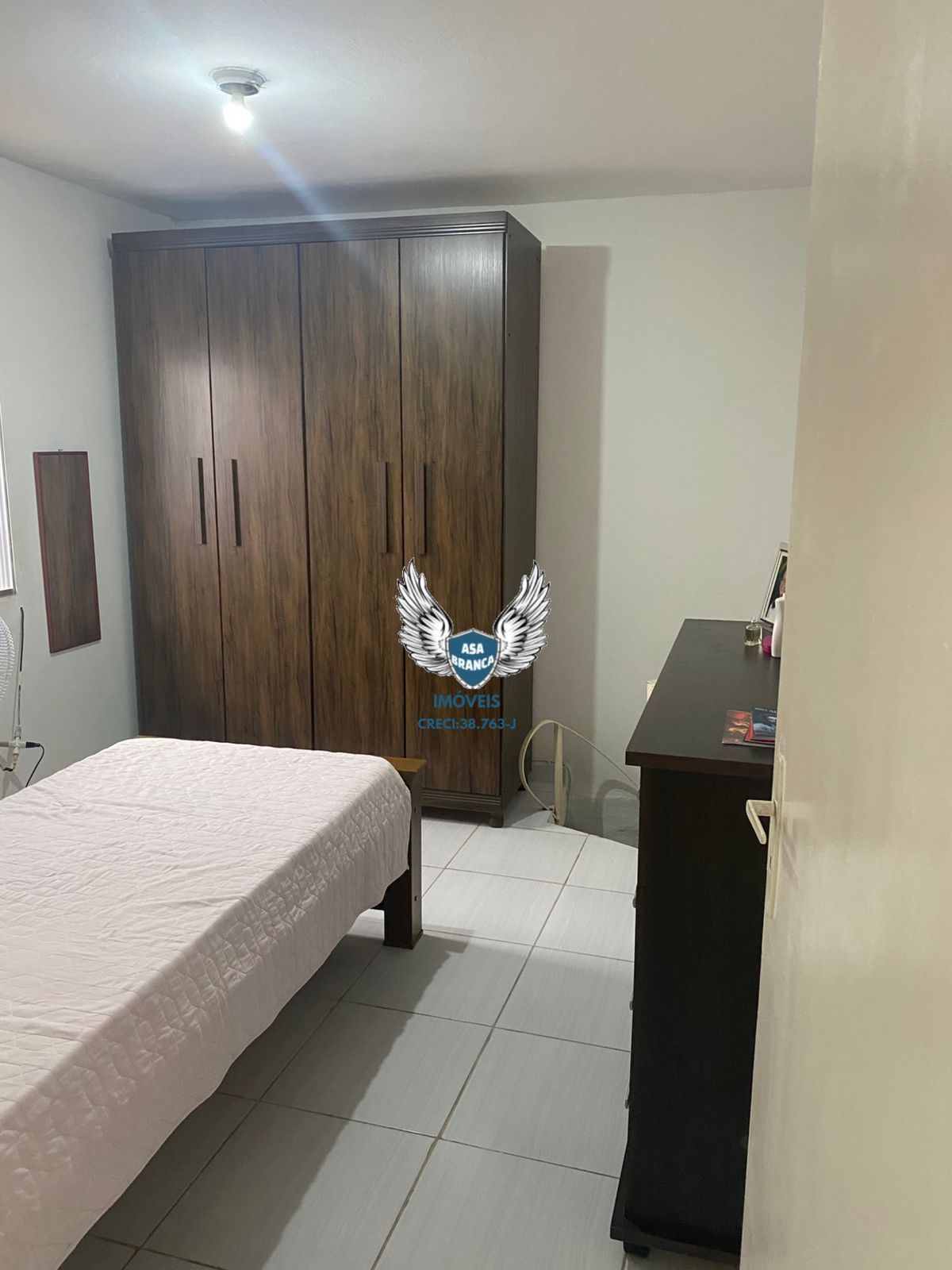 Sobrado com 03 dormitórios e 01 vaga de garagem