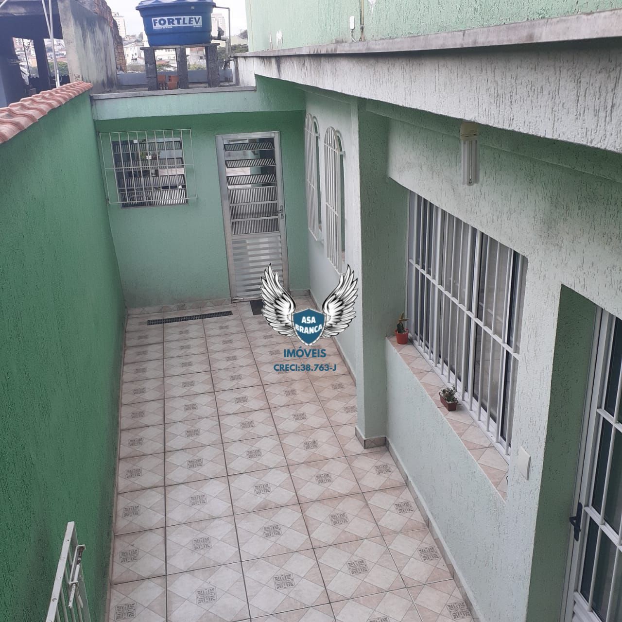 Sobrado com 02 dormitórios e 01 vaga de garagem