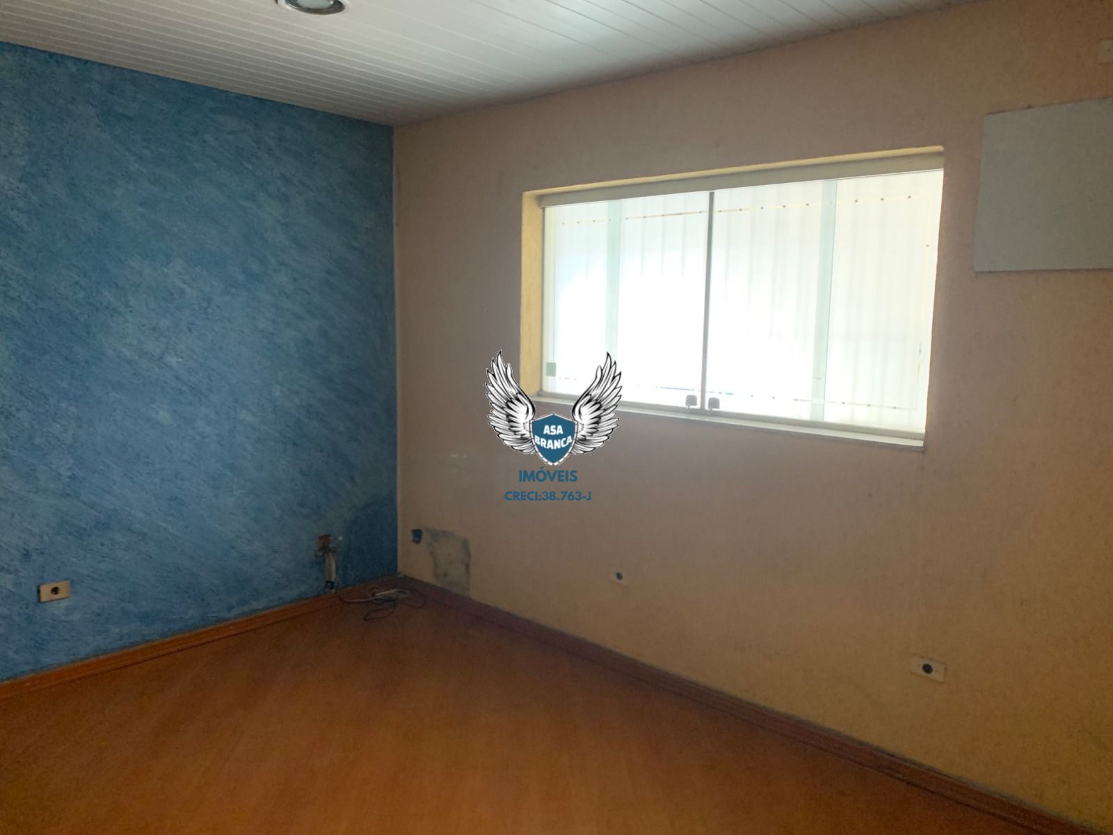Galpão comercial com 7 salas e 6 banheiros com 720 m² tendo 1.700 metros de