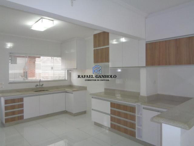 Casa à venda com 3 quartos, 218m² - Foto 1