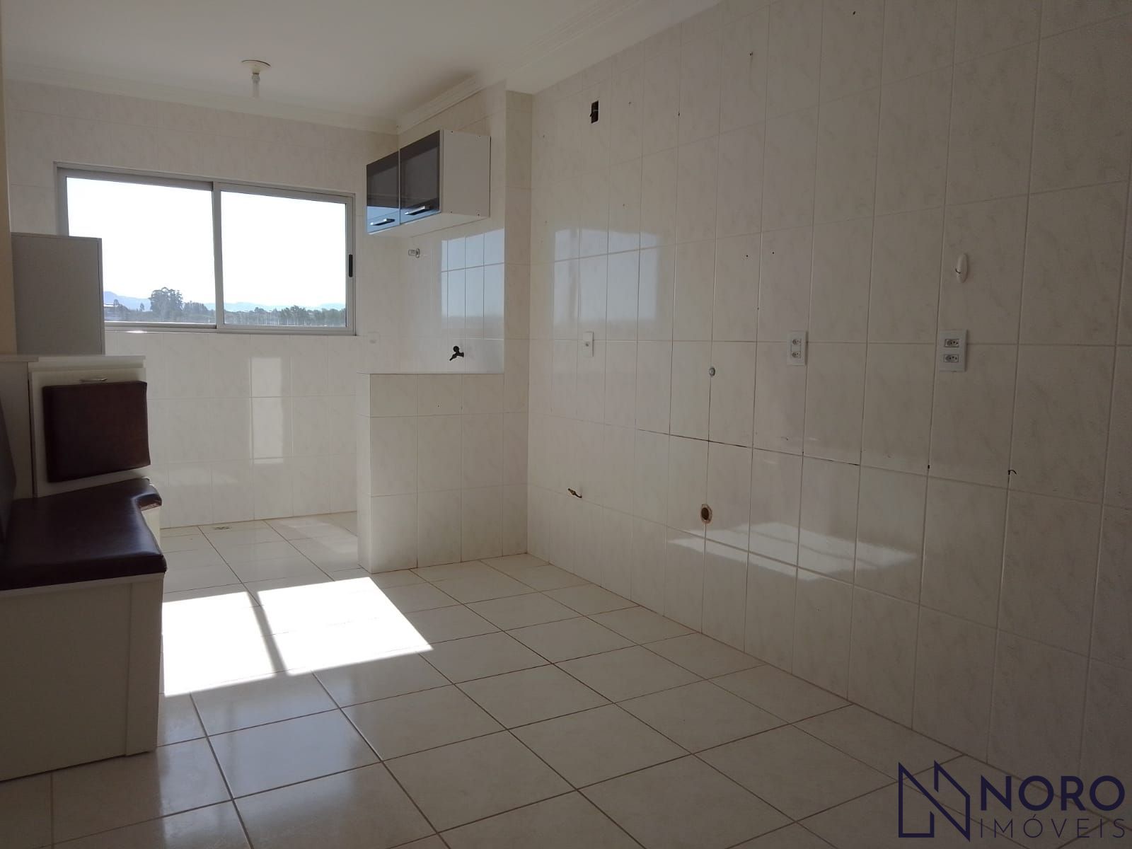 Apartamento 2 dormitórios, 1 suite, com box de garagem no bairro Tancredo Neves