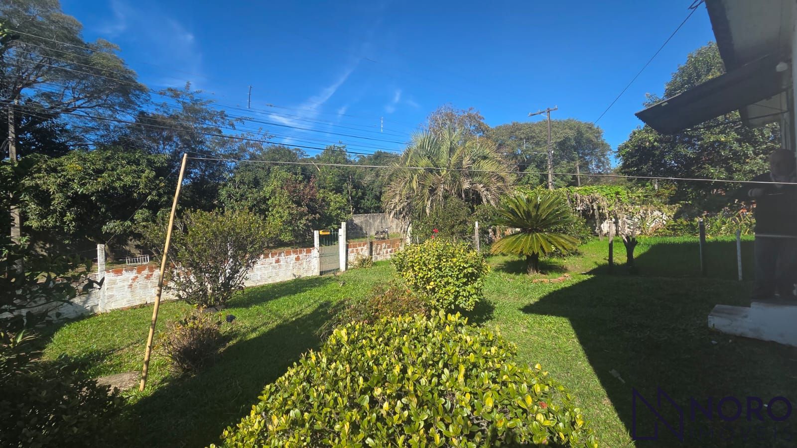 Terreno de Esquina com 422 m² e Casa para Reforma à Venda em Camobi Excelente
