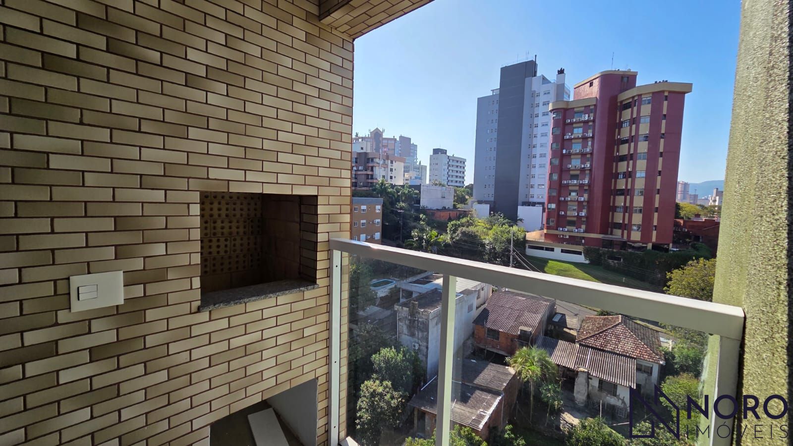 Apartamento 1 Dormitório, sacada com churrasqueira e garagem coberta.