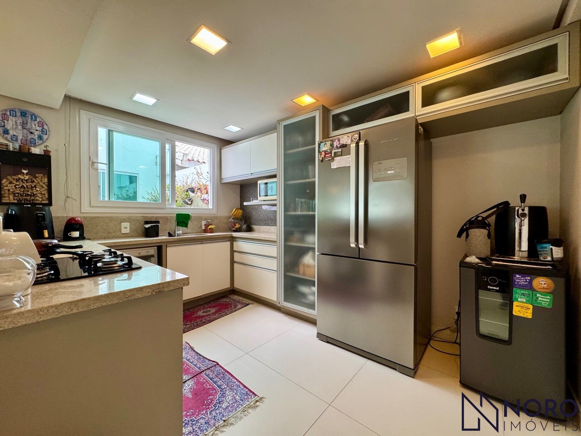 Casa de esquina no Bairro Noal com 3 suítes, 290 m² e área gourmet com piscina!