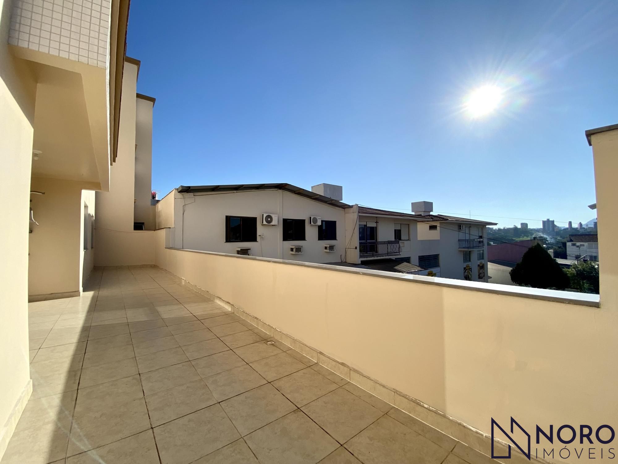 Apartamento 02 dormitórios, com garagem e um amplo terraço.