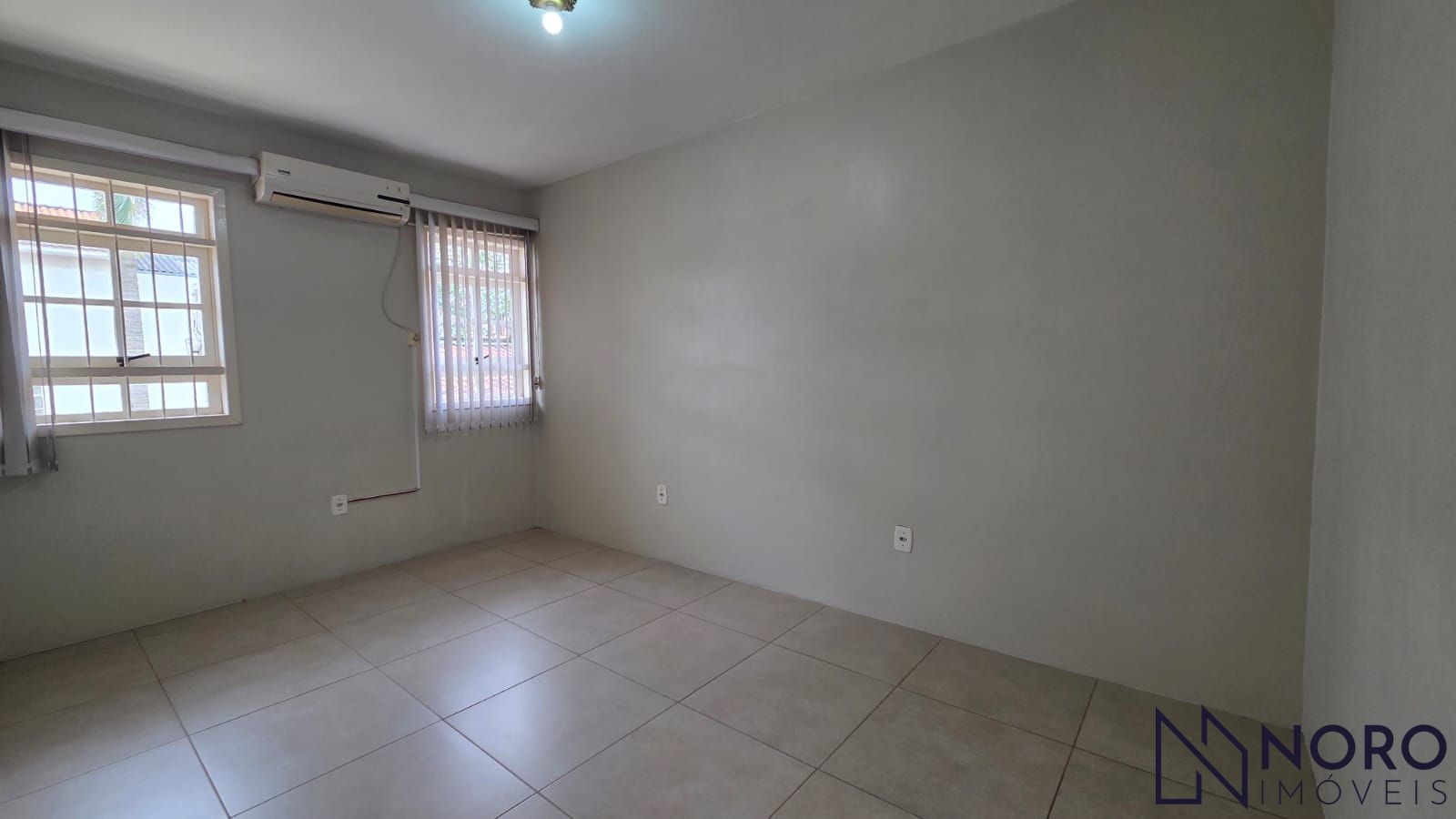 Casa com 3 dormitórios, suíte com closet e hidromassagem e 2 vagas na Madre Paul
