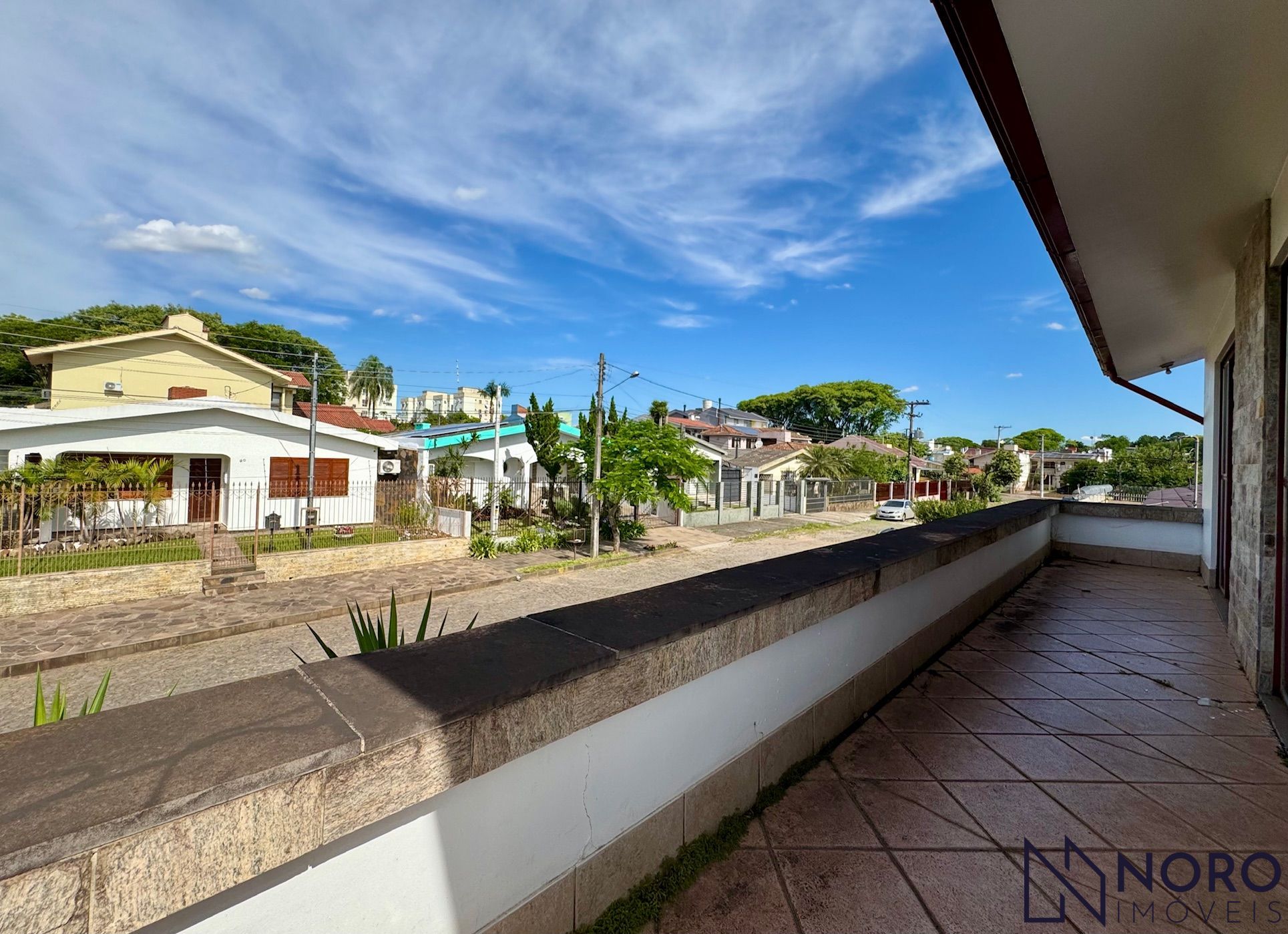 Casa alvenaria com aproximadamente 250 m² 4 dormitórios 2 suítes estar social es