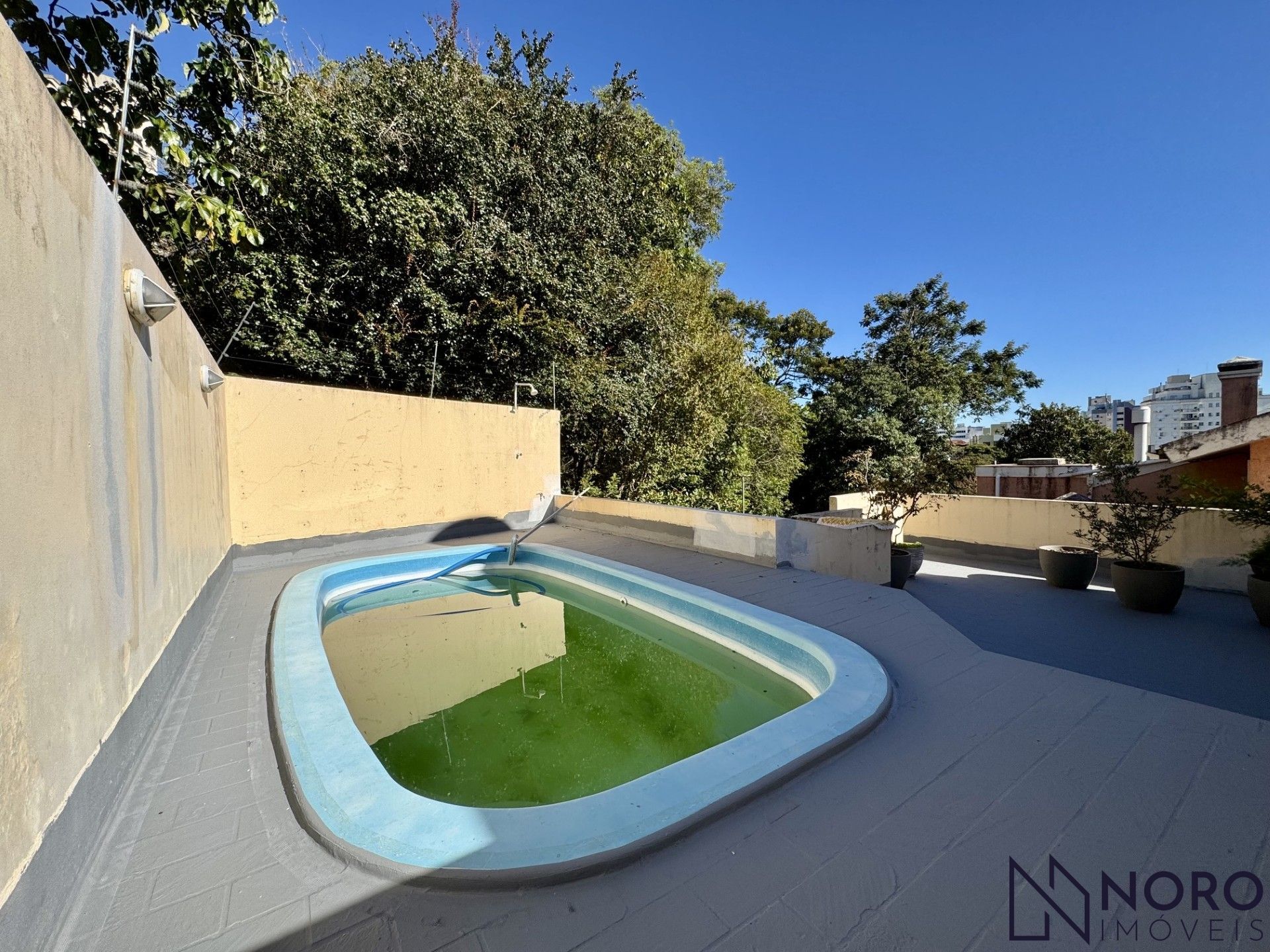 Casa 3 dormitórios (1 suite) 4 vagas na trav. Domingos trevisan-centro