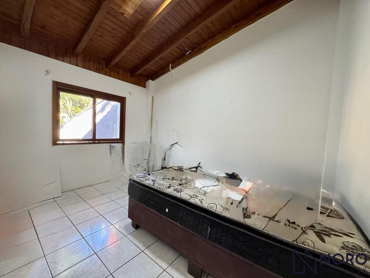Casa 4 dormitórios com pátio amplo em condomínio na serra de