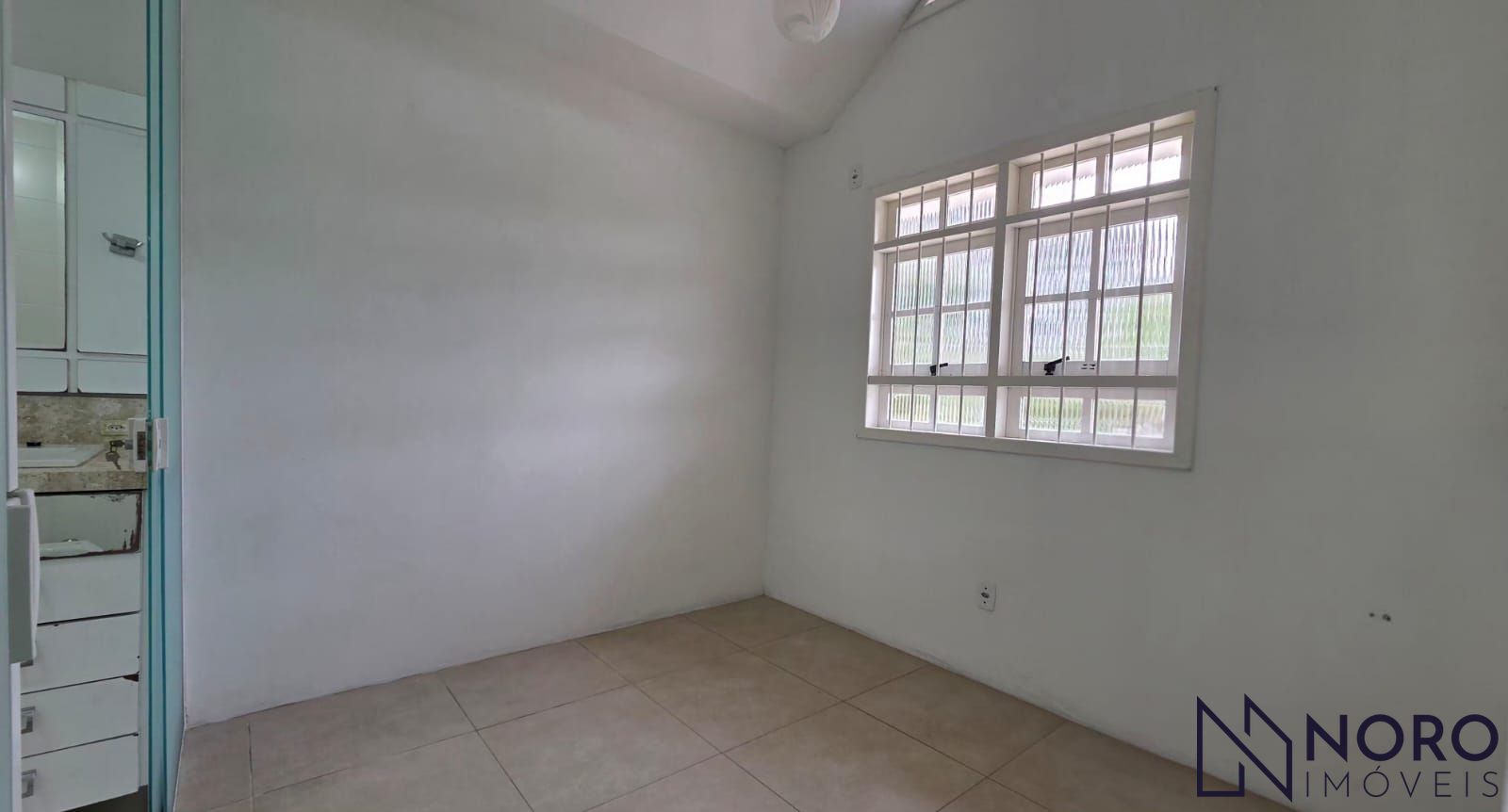 Casa com 3 dormitórios, suíte com closet e hidromassagem e 2 vagas na Madre Paul