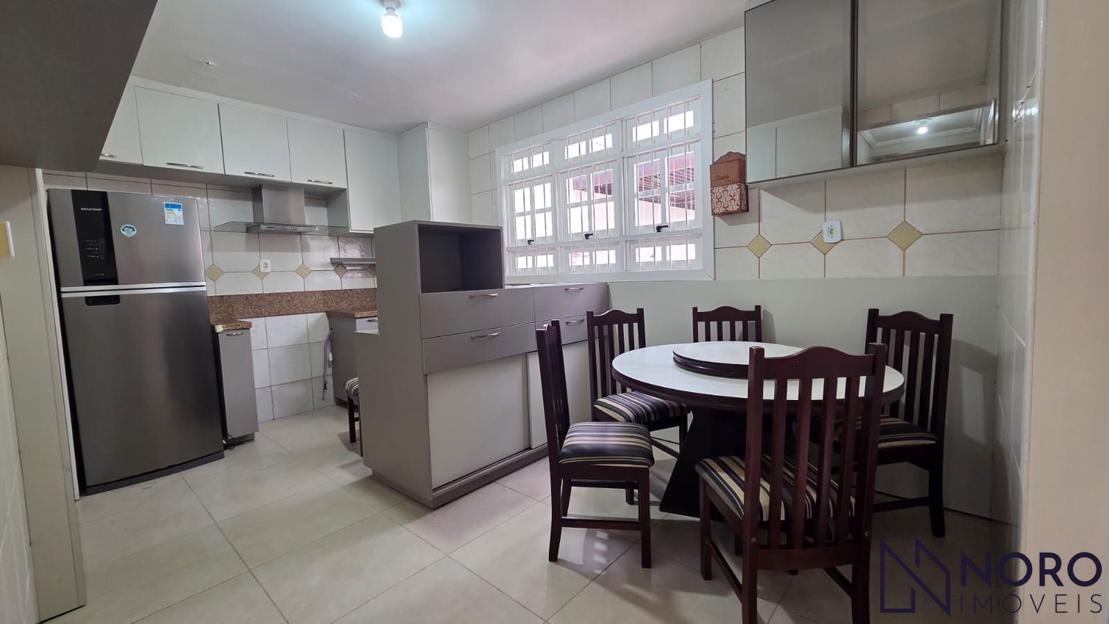 Casa com 3 dormitórios, suíte com closet e hidromassagem e 2 vagas na Madre Paul