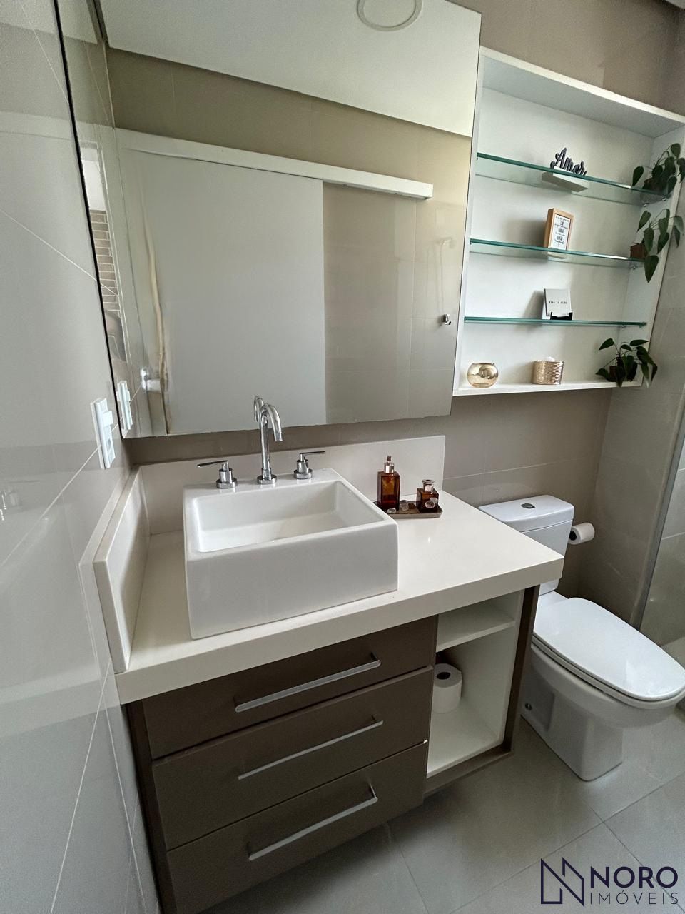 Apartamento Semimobiliado de 2 Dormitórios com Suíte no Edifício Vivaz