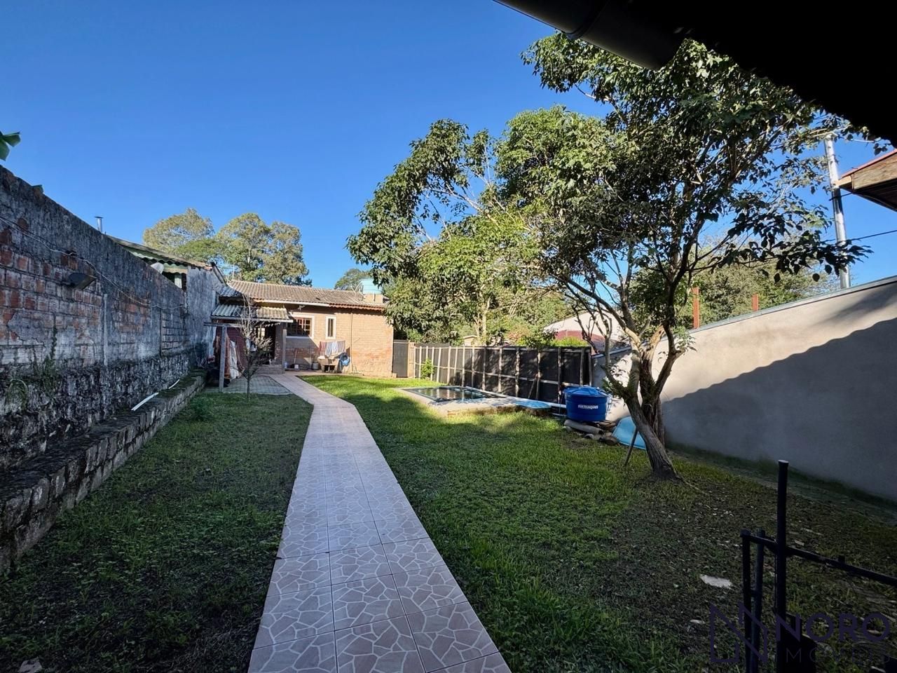 Casa 4 dormitórios com pátio amplo em condomínio na serra de
