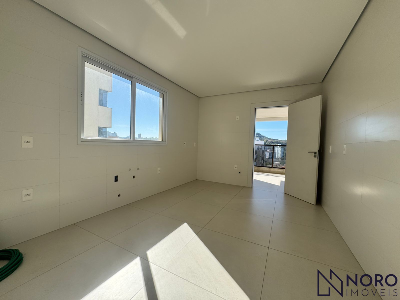 Apartamento - Bairro Lourdes - Vista Panorâmica - 3 suítes - 2 garagens