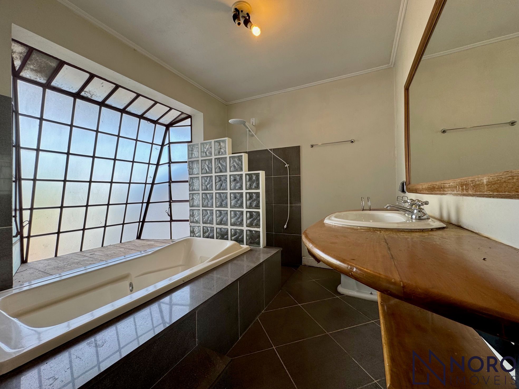 Casa alvenaria com aproximadamente 250 m² 4 dormitórios 2 suítes estar social es