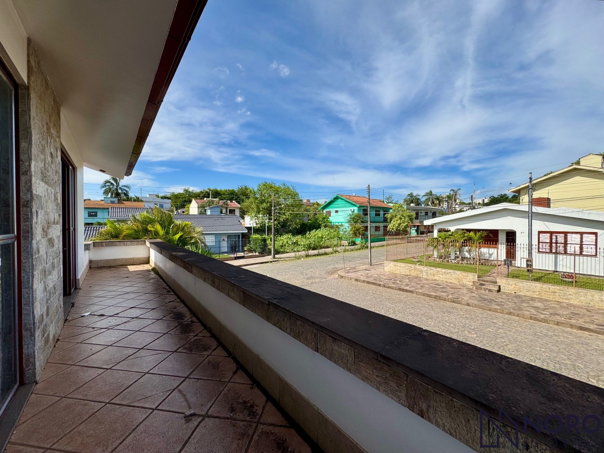 Casa alvenaria com aproximadamente 250 m² 4 dormitórios 2 suítes estar social es