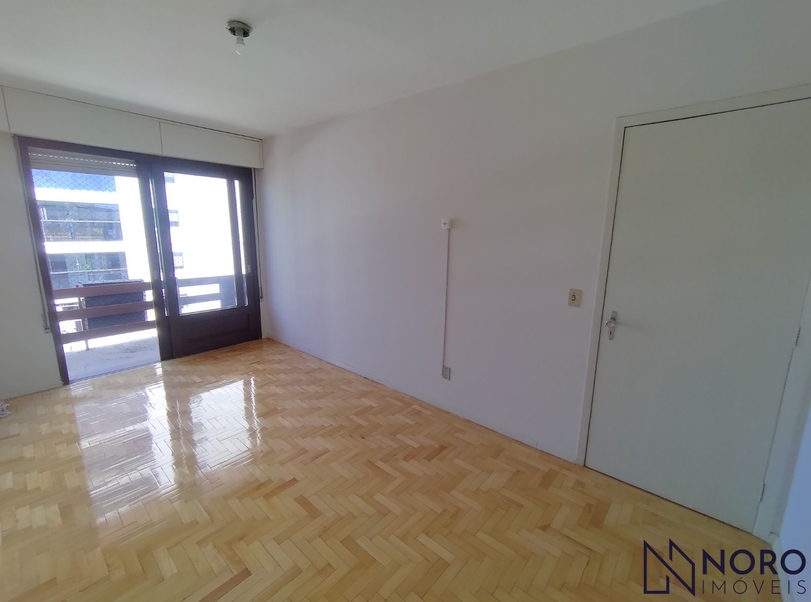 Apartamento Espaçoso e Ensolarado com 3 Dormitórios (1 suite) e Garagem no Bairr