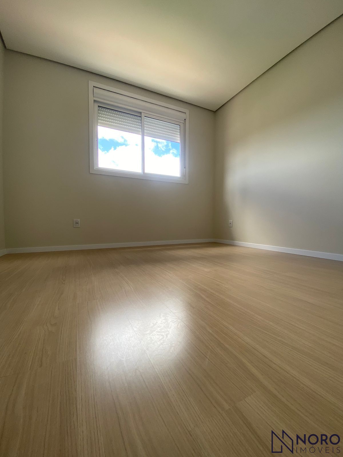 Apartamento charmoso de 2 Dormitórios (Suíte) churrasqueira e garagem, próximo a