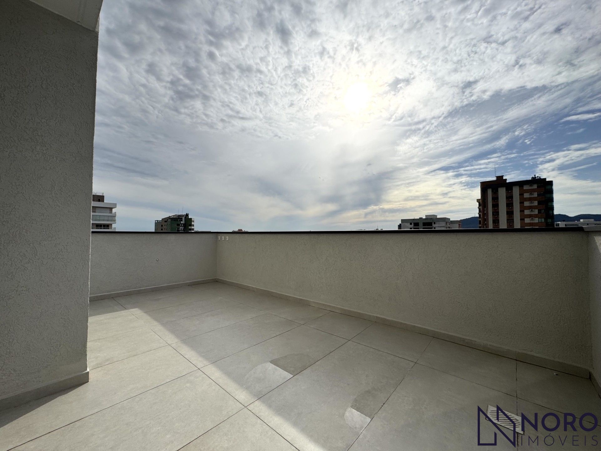 Apartamento à venda / 2dormitórios/1 suíte / 2 vagas de garagem/ Bairro Mediane