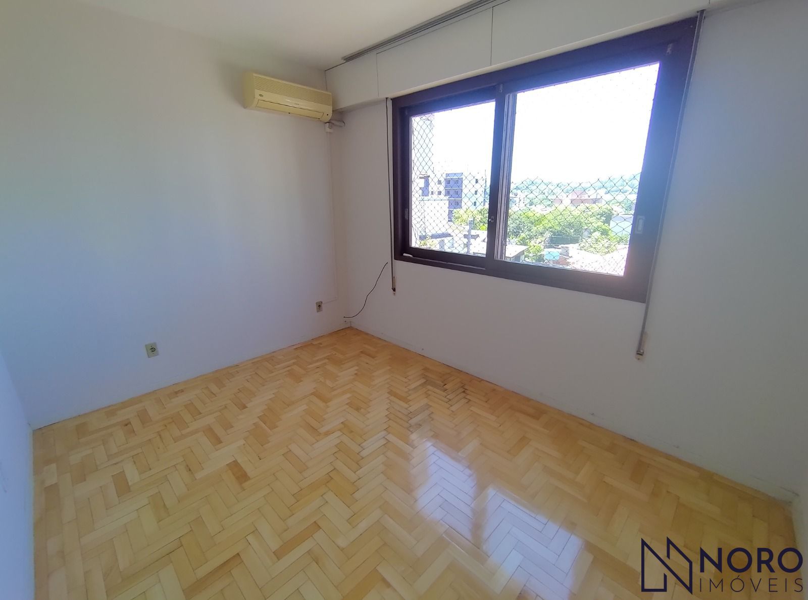 Apartamento Espaçoso e Ensolarado com 3 Dormitórios (1 suite) e Garagem no Bairr