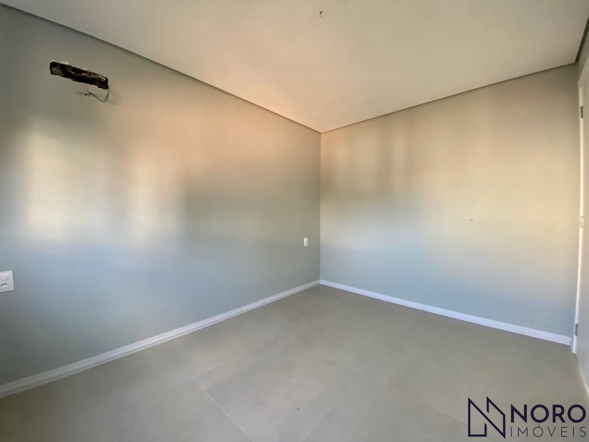 Apartamento com 02 dormitórios, 2 sacadas, churrasqueira e garagem