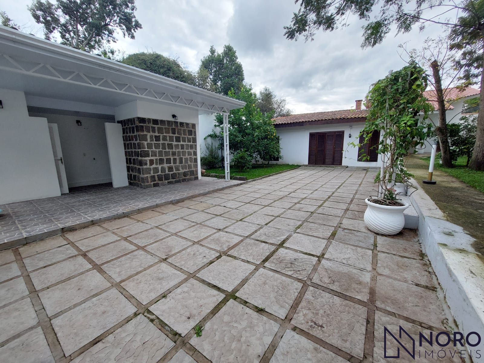 Casa de campo em área urbana com terreno de 1.160m² e 800m² de área construida
