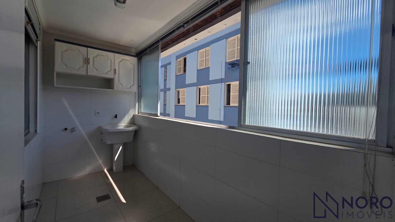 Apartamento 2 dormitórios + escritório, sacada e garagem no Patronato