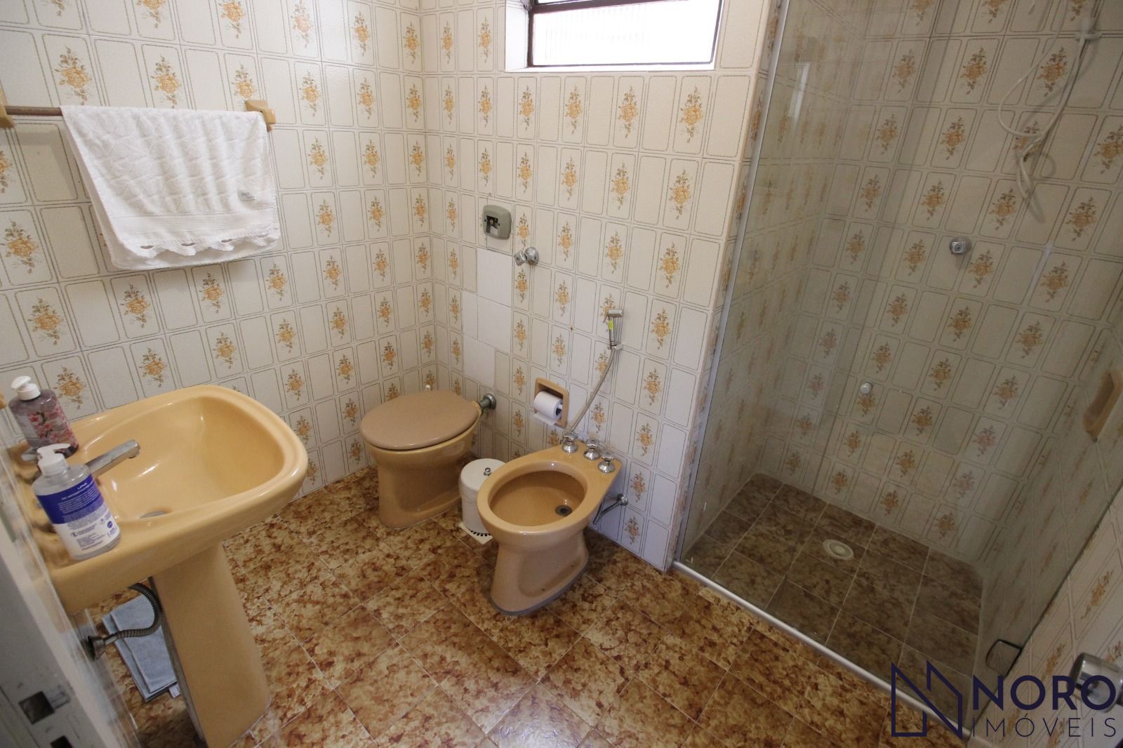 Apartamento Espaçoso e Ensolarado com 3 Dormitórios (1 suite) e Garagem no Bairr