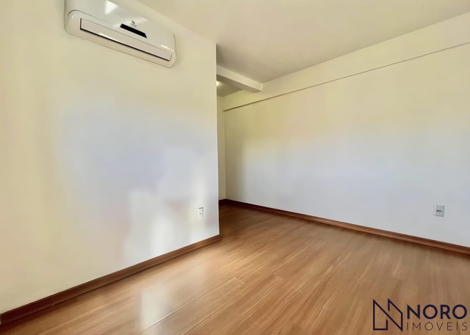 Cobertura à Venda no Centro de Santa Maria com Amplo Terraço e Churrasqueira