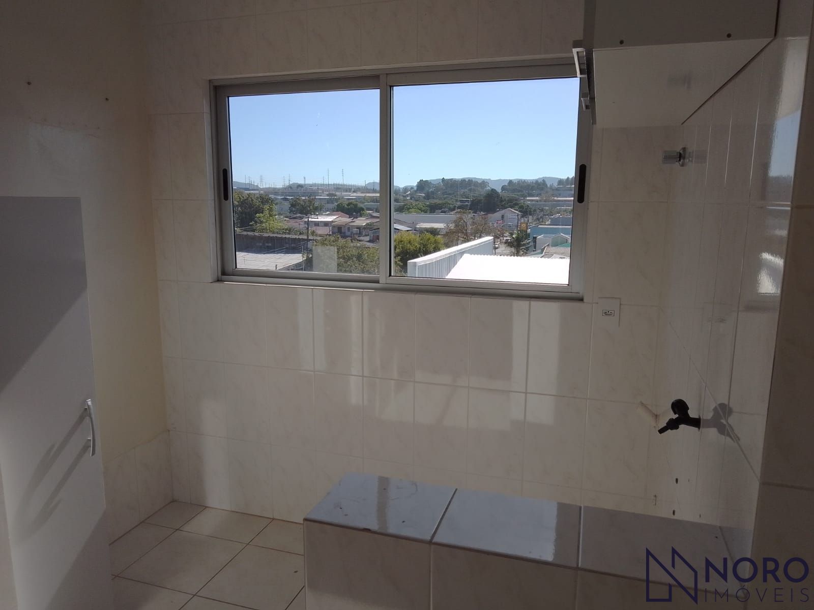 Apartamento 2 dormitórios, 1 suite, com box de garagem no bairro Tancredo Neves